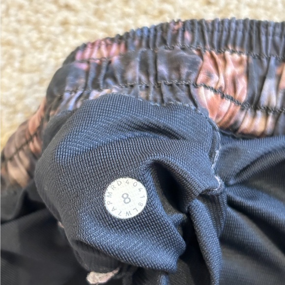 Lululemon hotty hot shorts 2.5 inch low waist size 8, fit more like a 6. - Picture 3 of 3